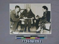 藏品(故總統蔣公生活照片：接見第十七屆世運十項運動亞軍楊傳廣時，親為其簽名留念照片)的圖片